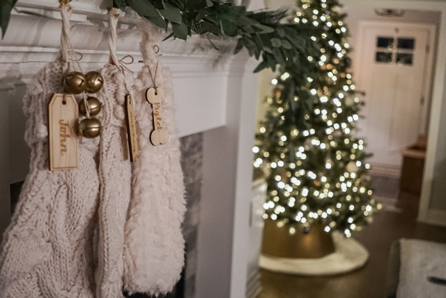 THREE DIY DESIGNER CHRISTMAS DUPES YOU CAN DO WITH GOLD SPRAY PAINT – Stay  Home Style